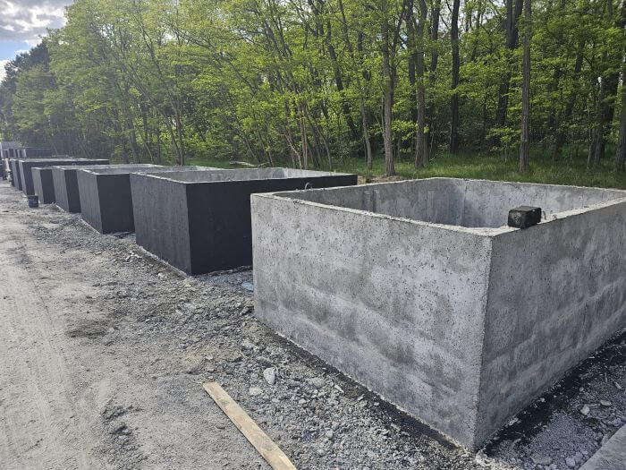 Plac produkcyjny z szambami betonowymi Gliwice gotowymi do transportu